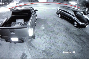 Hatalmasat ugratott egy Tesla sofőrje, kamera rögzítette a repülést