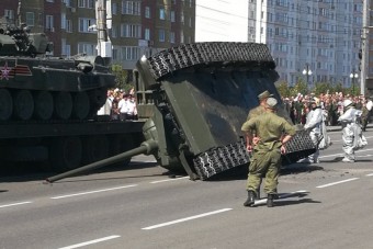 Katonai parádén sikerült felborítani egy veterán orosz tankot