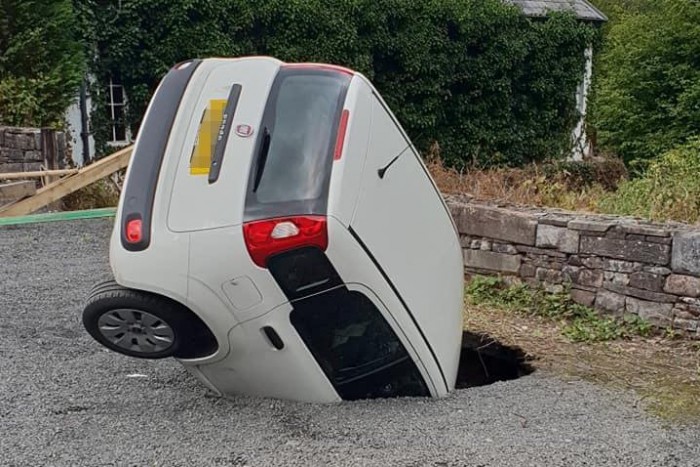 Megnyílt az aszfalt a parkoló autó alatt