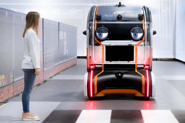 Szemkontaktust keres a robotautó 2 Szemkontaktust keres a robotautó 2
