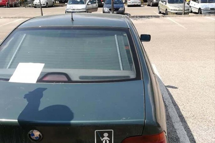 Jóindulatra játszó cetlivel üzent a magyar BMW-s