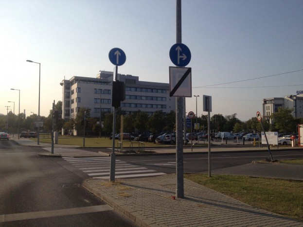 KRESZ-tábla parti van a Váci útnál 1 KRESZ-tábla parti van a Váci útnál 1