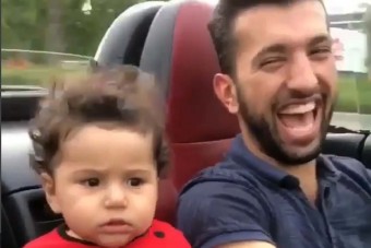 A vigyorgó sofőr szerint jó móka a váltó mögé ültetett gyermekkel száguldani