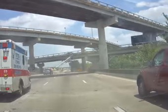 Kegyetlen látvány, ahogy a túlméretes szállítmány eltrafálja a felüljárót