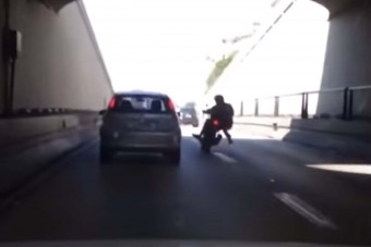 A sors büntette meg a rugdosódó motorost