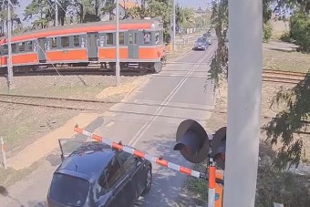 Még a mozdonyvezető is lefotózta a pórul járt autóst