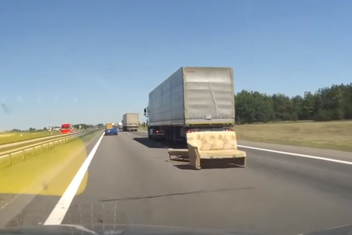 Egy kanapé csúszott szembe az autóúton