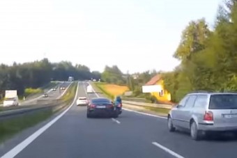 Hatalmasat esett a szabálytalan motoros, és nyilván van, aki majd az autóst hibáztatja