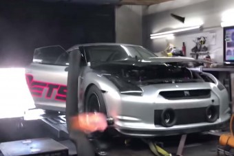 Ha a gyári Nissan GT-R Godzilla, akkor ez egy turbótáppal etetett Mechagigagodzilla