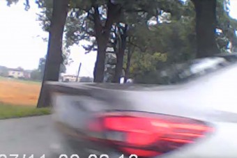 Ennek az autósnak a biztos halál suhant el az orra előtt