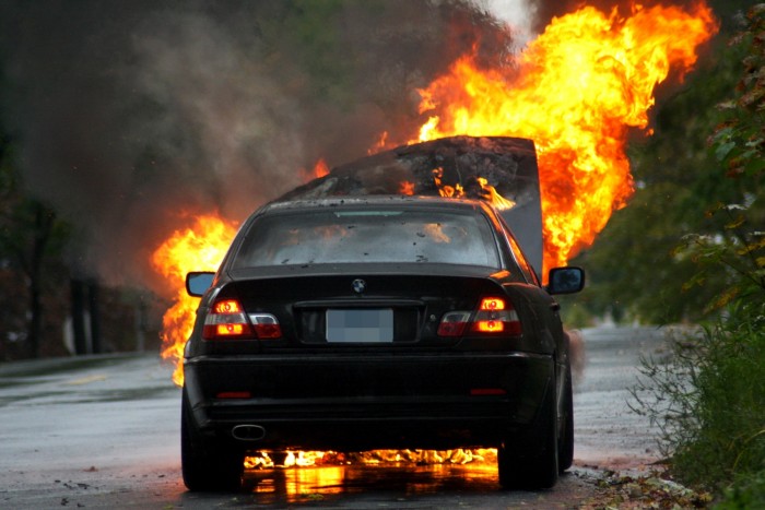 Saját autóikat gyújtják fel az emberek Szerbiában