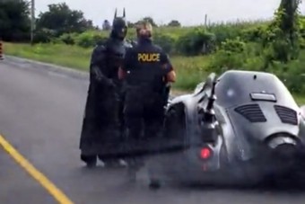 Amikor szuperhős módra megmentenéd a világot, de megállít a rendőrautó