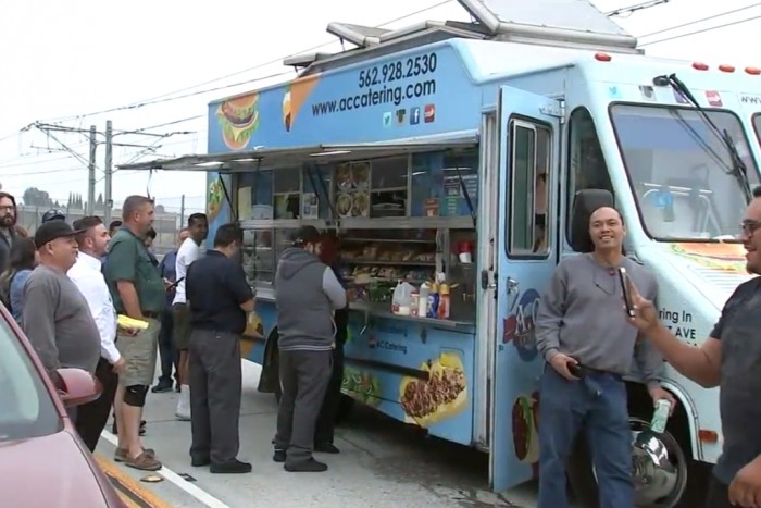 A nap hőse féláron adta az ételt a dugóban ragadt autósoknak