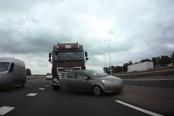 Csúnyán letúrta az autóst ez a figyelmetlen kamionsofőr