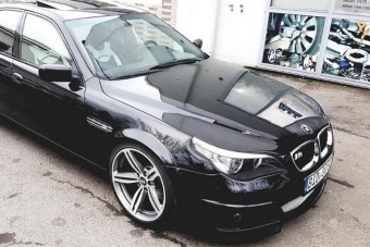 Fájdalmas, mit műveltek ezzel a BMW M5-össel