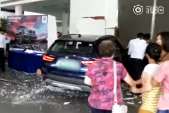 Tesztvezetésen zúzta le a BMW-t a béna söfőr