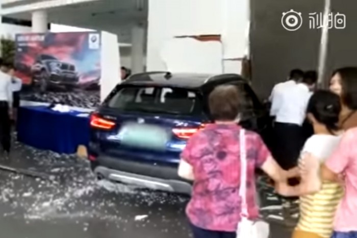 Tesztvezetésen zúzta le a BMW-t a béna söfőr