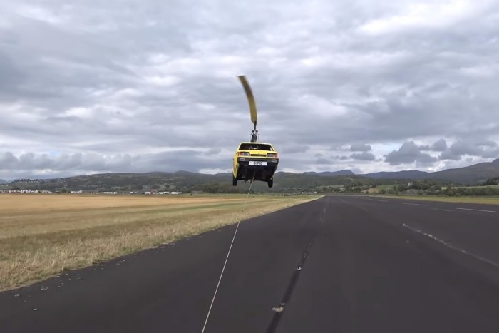 Újabb zseniális kísérlet a repülő autóra