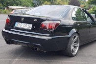 Fájdalmas, mit műveltek ezzel a BMW M5-össel 2