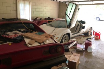 Két klasszikus sportkocsit találtak egy garázsban