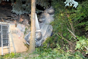 Tetőre repült egy autó Óbudán, fotókon a tragédia