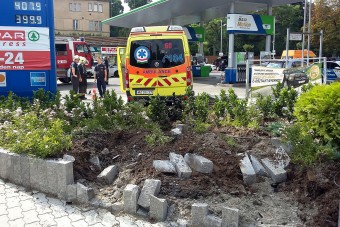 Fotókon a durva pesti mentőautó-baleset