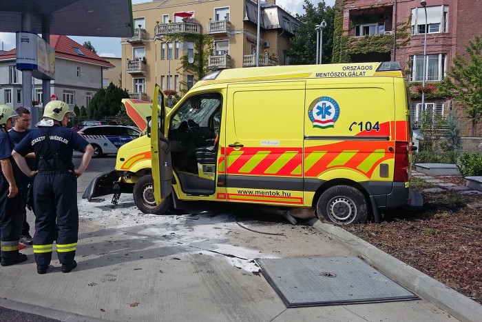 Fotókon a durva pesti mentőautó-baleset 1