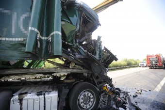 Megrázó fotókon az M5-ös kamiontragédiája