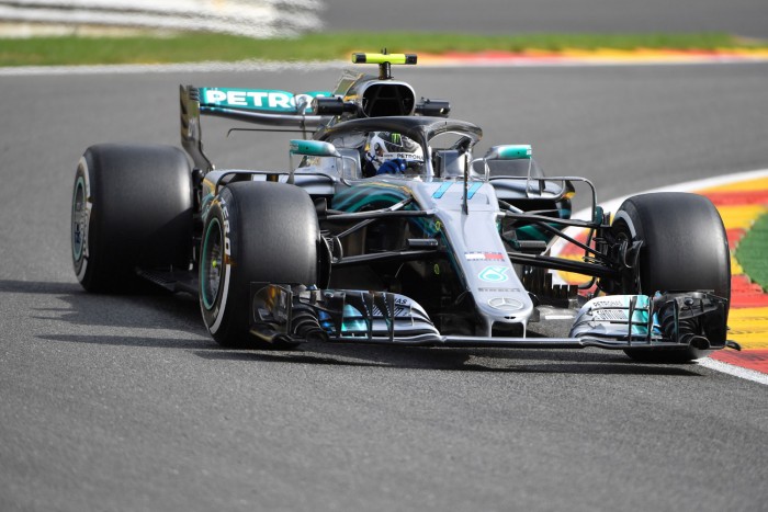 F1: A Ferrarinak gyanús a Merci hátsó szárnya