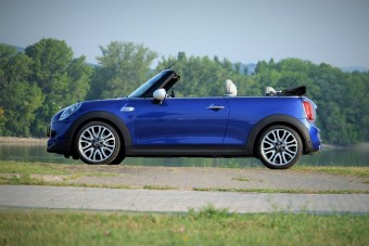Nyárra nincs jobb autó a Mini Cabriónál!