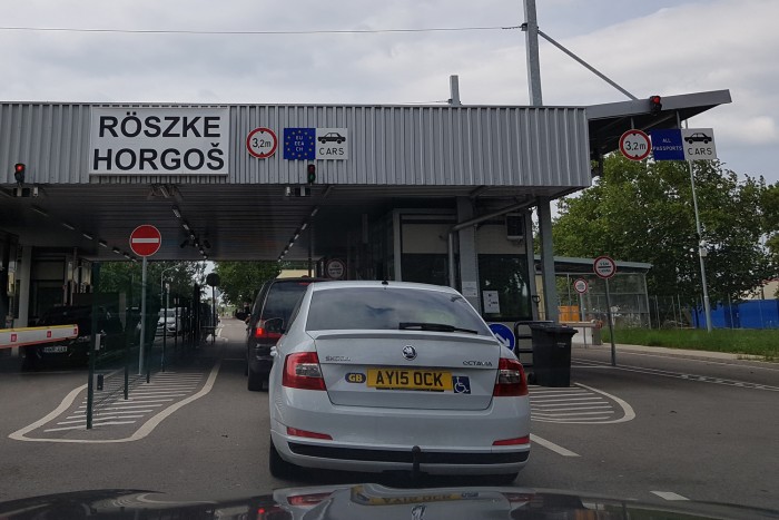 Órákat kell várni a magyar határon