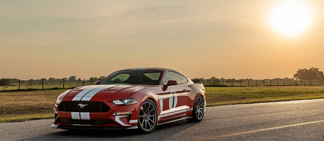 Elindulnánk a naplementébe a 808 lovas Mustanggal