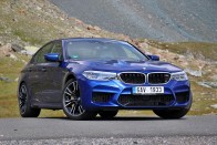 Sportautókat gyűrt le a BMW legerősebb limuzinja 1