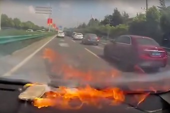 A kocsiban, a tűző napon hagyta az iPhone-t, ami egyszerűen lángra kapott