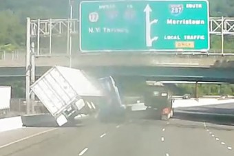 Felborult kamion lett a közúti balhé vége