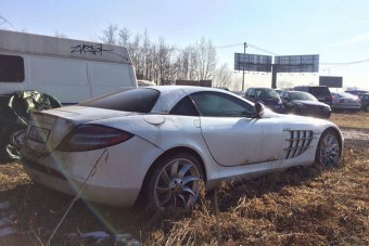 Siralmas látvány ez a telepen rohadó Mercedes SLR