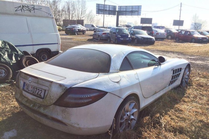 Siralmas látvány ez a telepen rohadó Mercedes SLR 5