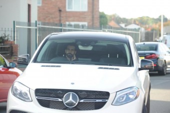 Büntetés a vezetés közben mobilozó sztárnak