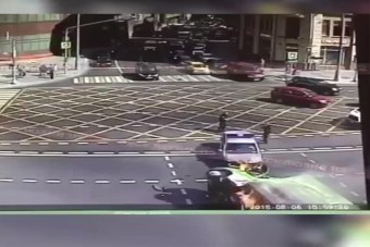 Lángolt a teherautó, miután rendőrautóval ütközött