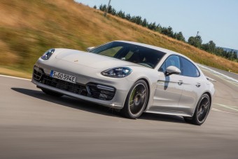 6 pályarekordot állított be a Porsche bitang hibrid limuzinja