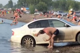 Az autómosás magasiskoláját mutatták be ezen a strandon