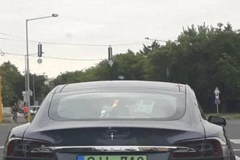 Egyedi magyar rendszám, ami egy régi, de ütős poénra épít