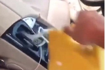 Valaki levideózta, ahogy szó szerint belocsolja benzinnel és felgyújtja a BMW-jét