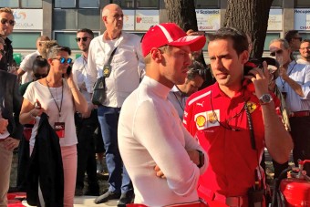 Ciki: Vettel bemutatón törte össze a Ferrarit