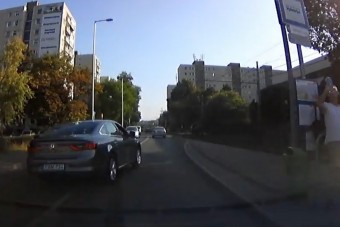 Könnyen tragédia lehetett volna ebből a veszett előzésből Budapesten