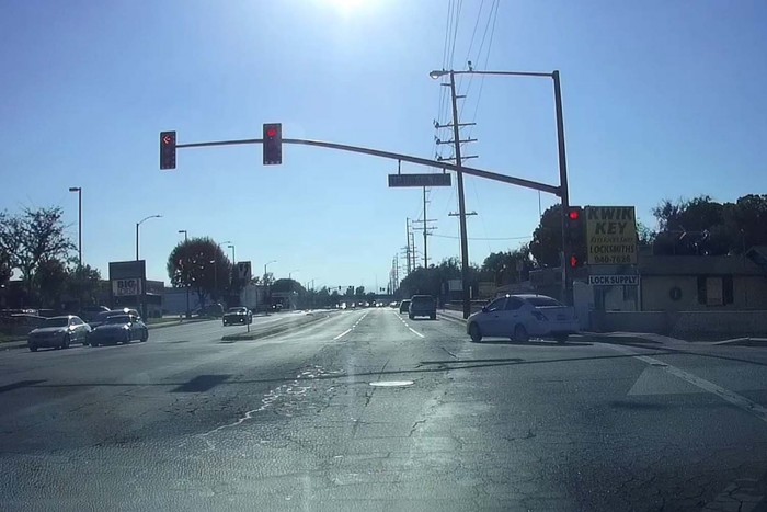 Őrület, milyen életveszélyes trükköt vetett be ez az autós