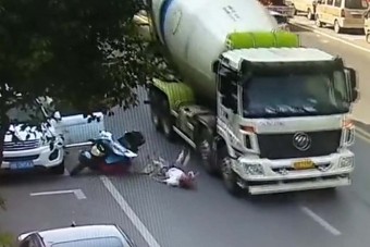 Teherautó hajtott át a kínai robogós fején, túlélte