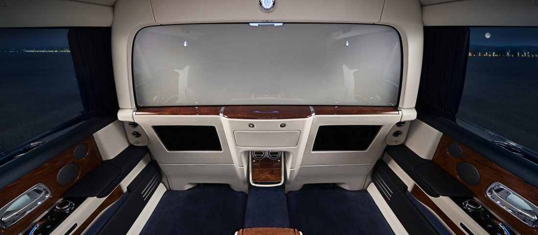 Elvágja utasait a külvilágtól a Rolls-Royce