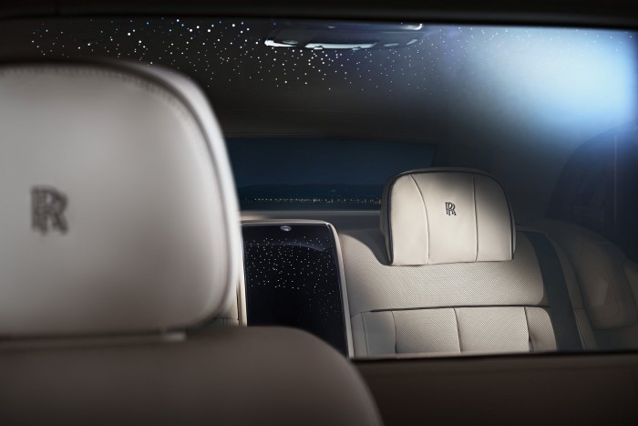 Elvágja utasait a külvilágtól a Rolls-Royce 4 Elvágja utasait a külvilágtól a Rolls-Royce 4