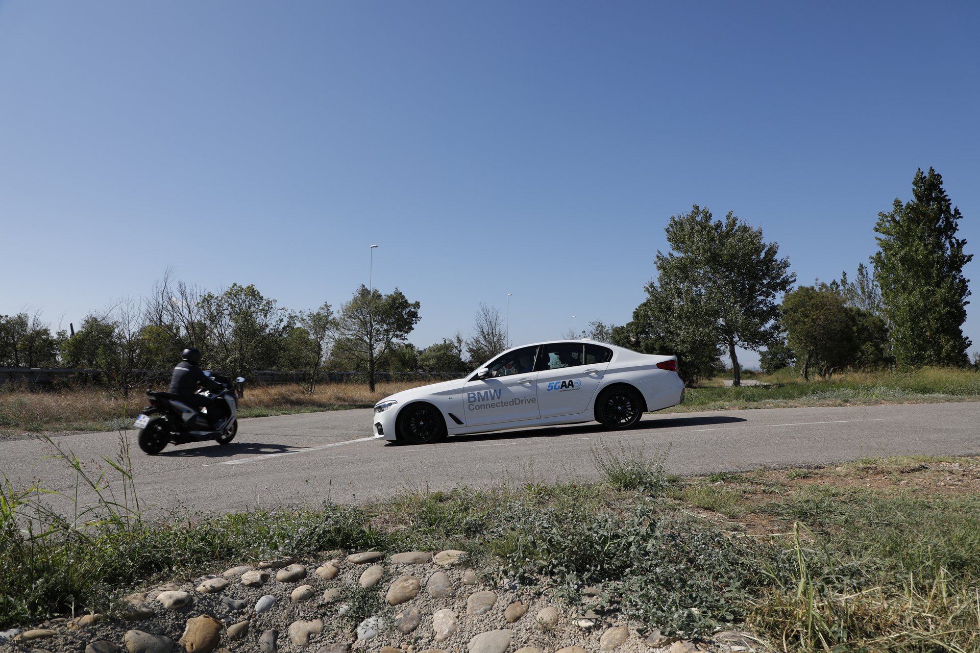 Sofőr nélkül száguld a luxus-motorkerékpár 13